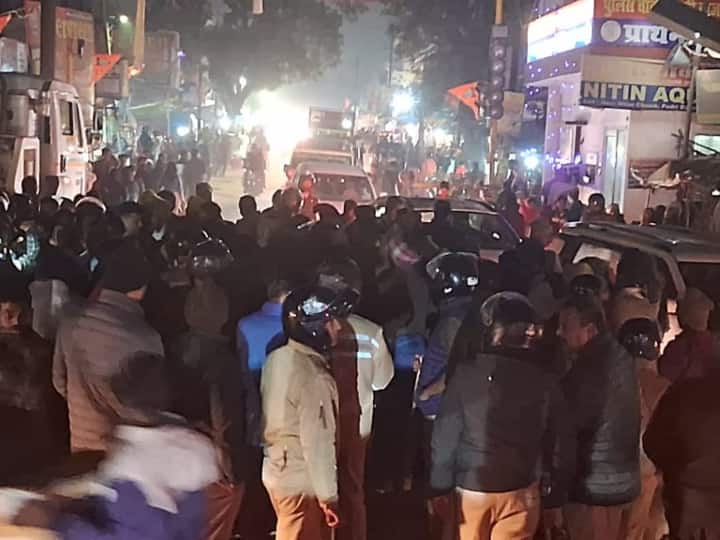 UP Crime News: ऑटो चालक के हत्यारों का कोई सुराग नहीं, पोस्टमॉर्टम के बाद शव रखकर परिजनों ने किया चक्काजाम