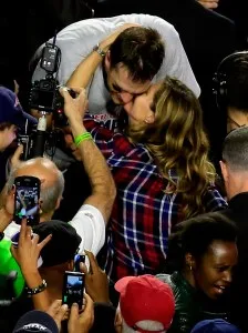 GLENDALE, AZ - FEBRUARY 01:  Tom Brady #12 of the New England Patriots kisses his wife Gisele Bundchen after defeating the Seattle Seahawks during Super Bowl XLIX at University of Phoenix Stadium on February 1, 2015 in Glendale, Arizona. The Patriots defeated the Seahawks 28-24.  (Photo by Jamie Squire/Getty Images)