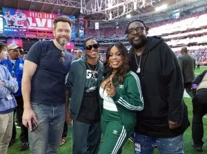 GLENDALE, ARIZONA - FEBRUARY 12:  (L-R) Joel McHale, Jessica Betts, Niecy Nash-Betts and Questlove attend Super Bowl LVII at State Farm Stadium on February 12, 2023 in Glendale, Arizona. (Photo by Kevin Mazur/Getty Images for Roc Nation)