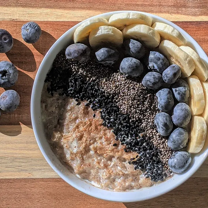 oatmeal with bananas blueberries and chia seeds