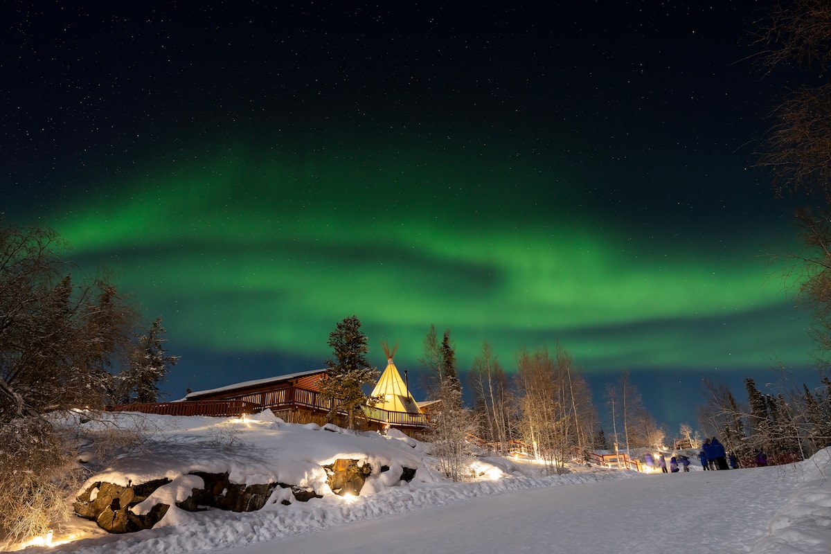 Northern Lights travel is in peak this year. Plus, the Toi et Moi engagement ring is back in fashion