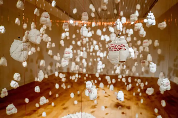 An installation photograph of a work by Bettina Landgrebe featuring over 500 suspended ceramic hearts.