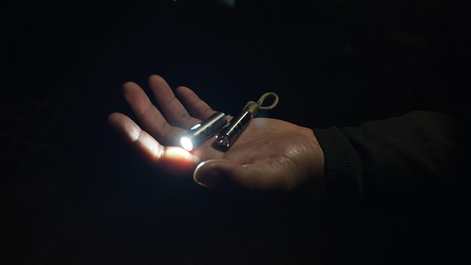 Orioners multitool EDC flashlights have an integrated glow diffuser