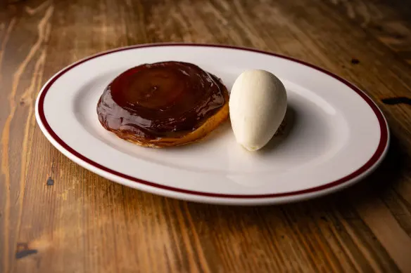 Tarte tatin aux pommes (apple tart).