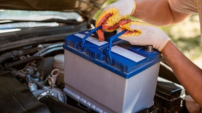 Car Tips: कार में बैटरी की उम्र को चाहते हैं बढ़ाना, तो रखना चाहिए किन बातों का ध्यान, जानें डिटेल