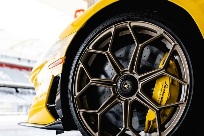 Front left golden wheel on a yellow Lamborghini