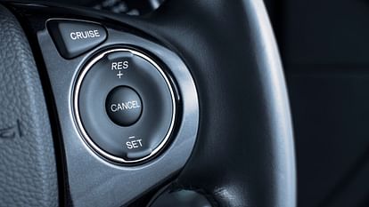 Car Tips: गाड़ी में क्रूज कंट्रोल फीचर को कब करना चाहिए उपयोग और कब बढ़ता है खतरा, जानें पूरी डिटेल