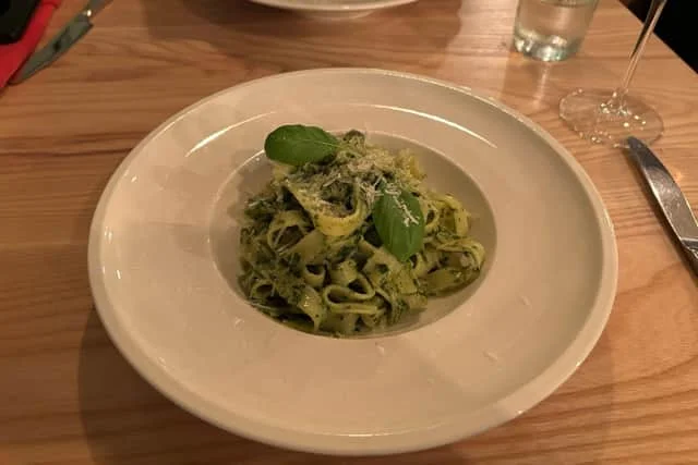 The tagliatelle con pesto e pomodorini secchi con