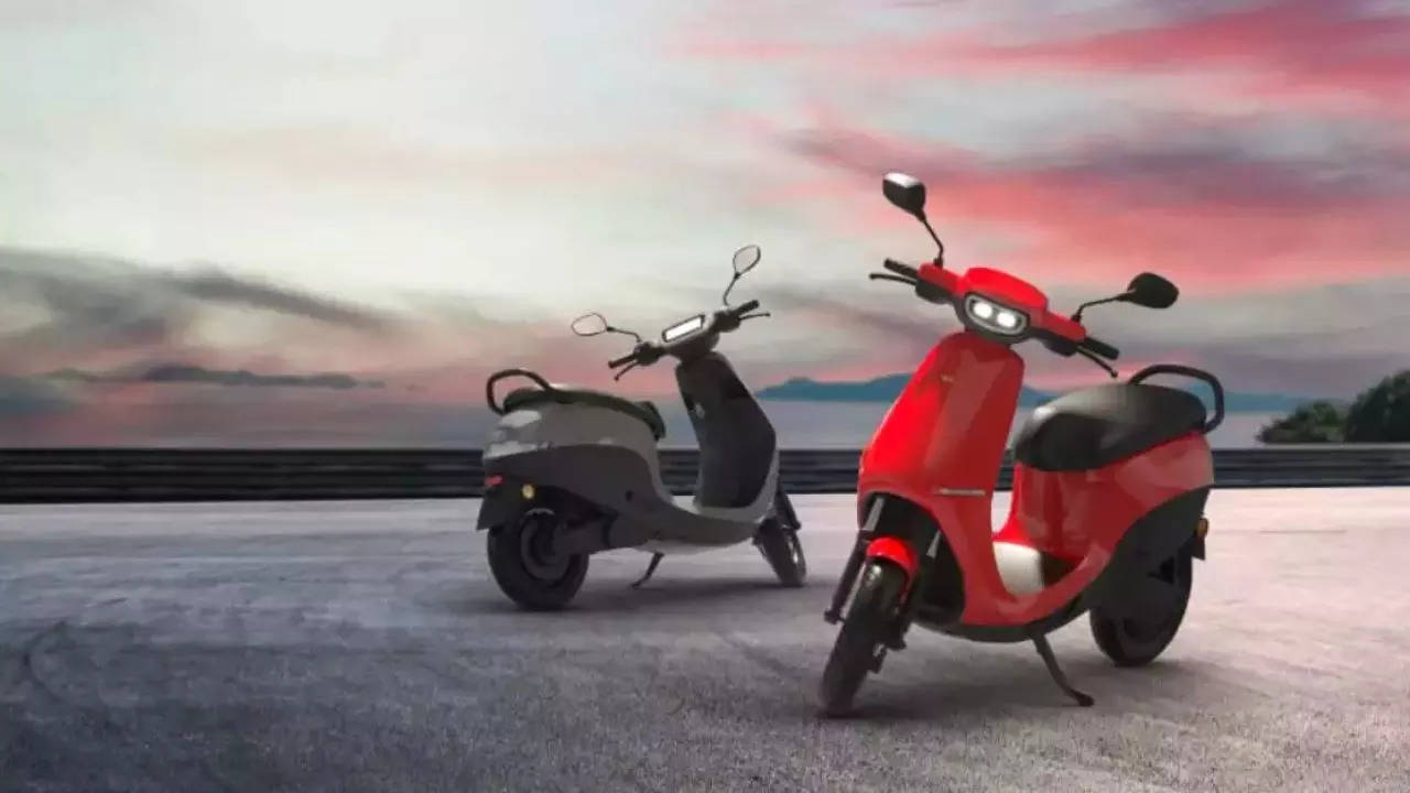 Ola Scooter Price Drop: इलेक्ट्रिक स्कूटर में मिल रही बंपर छूट, झट से लपक लें ये ऑफर!