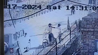 Hisar News: पुरानी ऑटो मार्केट में कारोबारी पर सुए से किया हमला, भीड़ ने हमलावर को पीटा