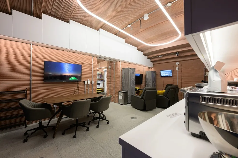 A casa conta com uma área para conferências, uma TV e cozinha — Foto: Divulgação/Nasa