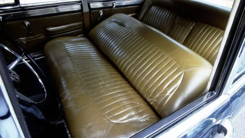 Ainda com banco dianteiro inteiriço com encosto totalmente reclinável, a cabine do sedã FNM poderia tranquilamente virar uma cama das mais confortáveis (Foto: reprodução/Quatro Rodas)