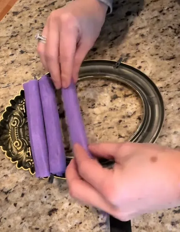 The TikToker glued the rolled-up felt to the inside of the picture frame