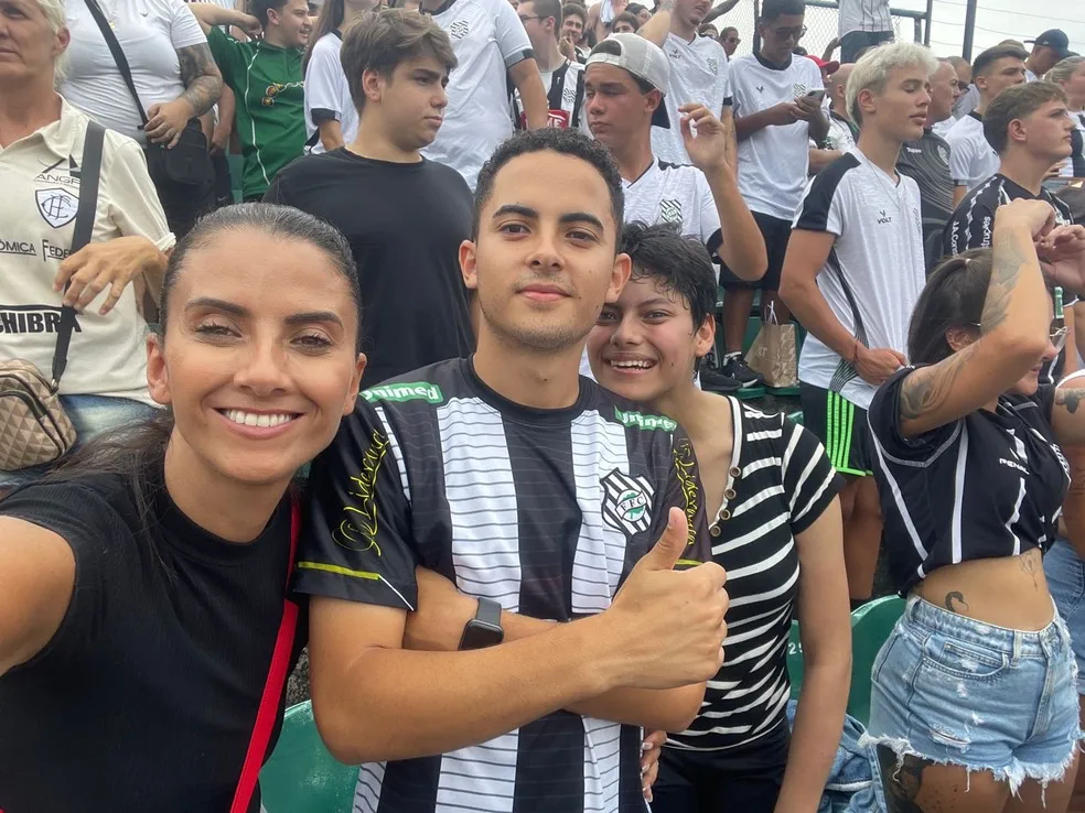 Geovanna Fernandes e família em Figueirense x Avaí, no Orlando Scarpelli — Foto: Daniele Huddleston