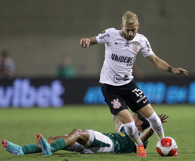 Com futebol, Record desbanca a liderança da Globo no domingo