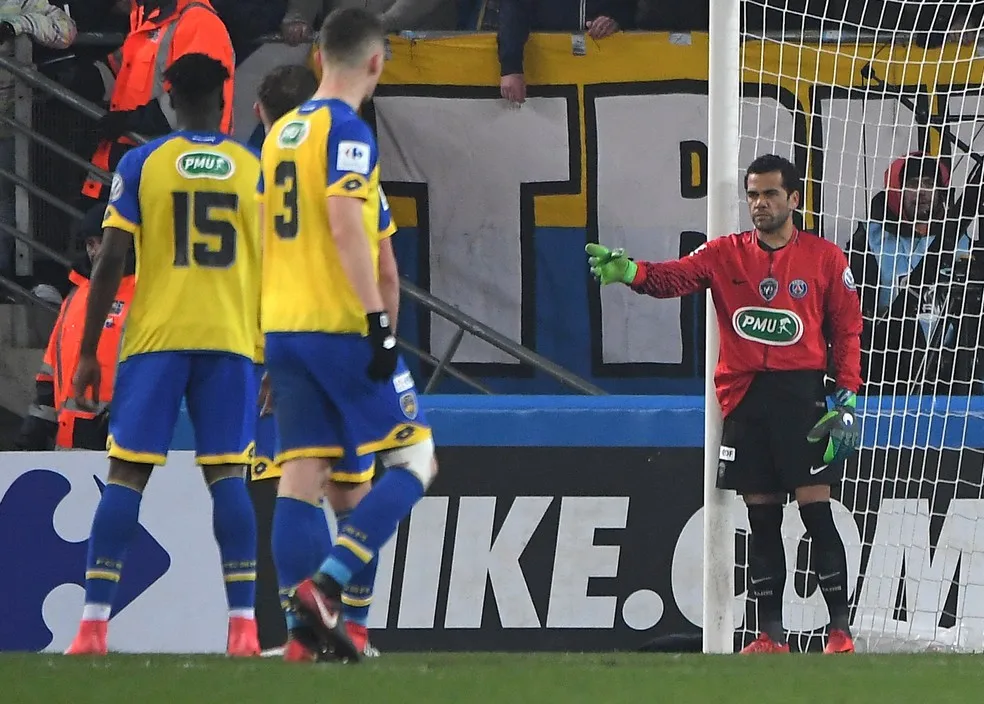 Daniel Alves PSG Sochaux Copa da França goleiro — Foto: Patrick Hertzog/AFP