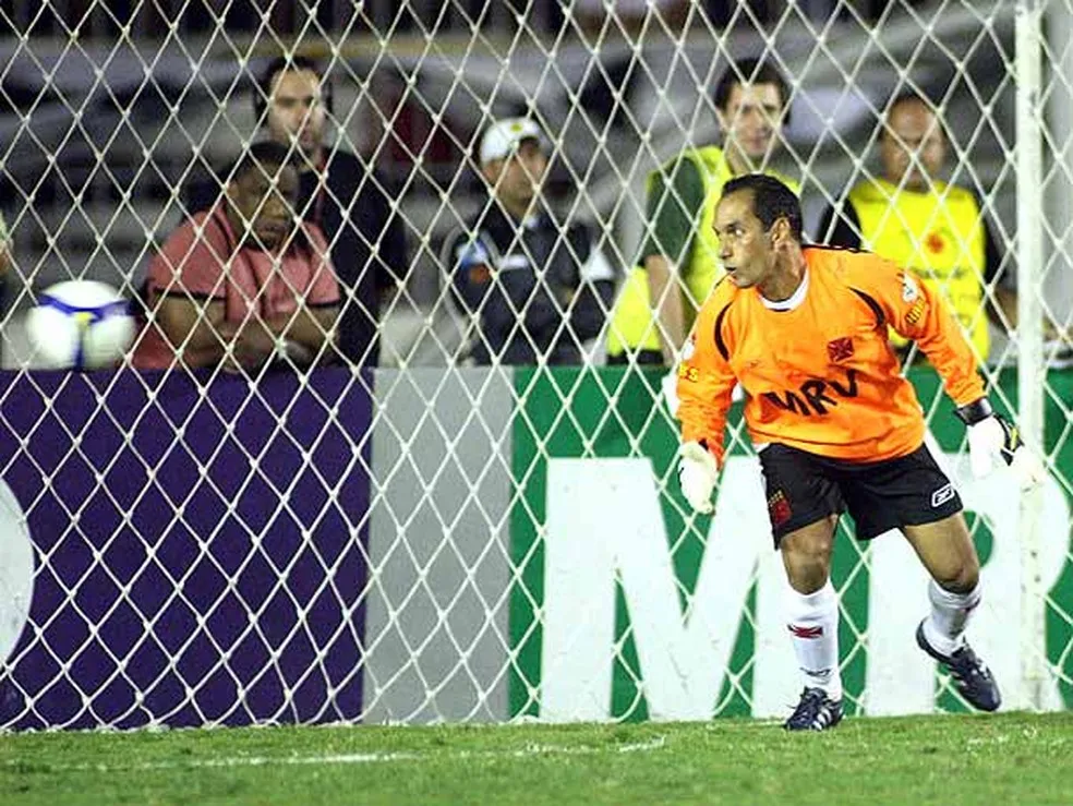 Edmundo só olha a conrança de pênalti do Cruzeiro em São Januário — Foto: Reprodução TV Globo