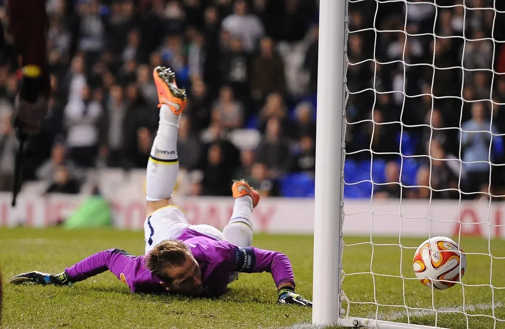 Harry Kane, do Tottenham Hotspur, não consegue impedir um chute de Jeronimo Barrales, do Asteras Tripoli, que vai para a rede. — Foto: Getty Images