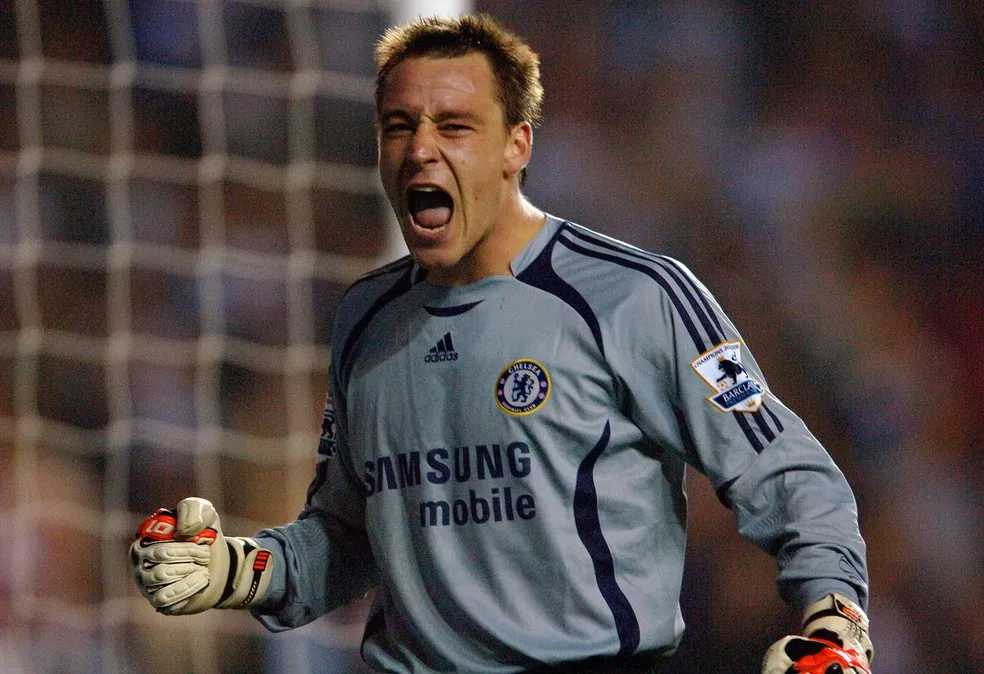 Ex-zagueiro inglês John Terry precisou assumir a posição de goleiro nos minutos finais após lesão de Petr Cech contra o Reading — Foto: Getty Images