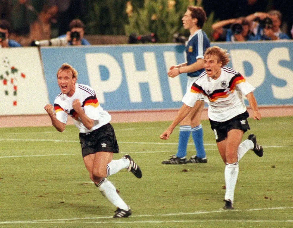 Brehme (à esquerda) comemora o gol do título da Copa do Mundo de 1990 — Foto: Getty Images