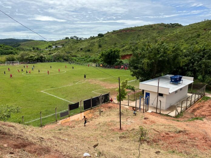 Pedreira recebe vestiário e alambrado reformados em campo de futebol