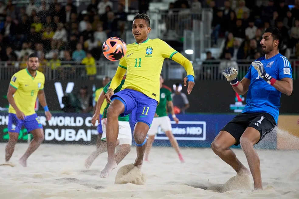 Copa do Mundo de Futebol de Areia: Mauricinho em ação na vitória do Brasil por 4 a 3 sobre o México — Foto: Aitor Alcalde - FIFA/FIFA via Getty Images