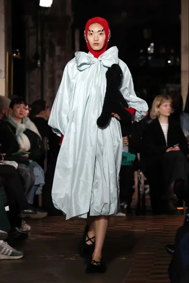 LONDON, ENGLAND - FEBRUARY 17: A model walks the runway at the Simone Rocha show during London Fashion Week February 2024 at St Bartholomew the Great, Barbican on February 17, 2024 in London, England. (Photo by Tristan Fewings/Getty Images)