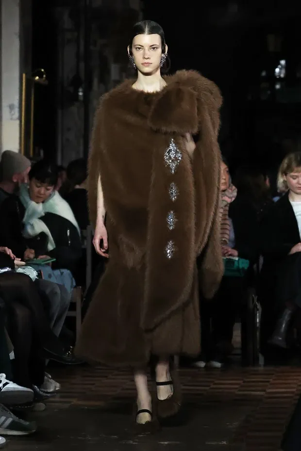 LONDON, ENGLAND - FEBRUARY 17: A model walks the runway at the Simone Rocha show during London Fashion Week February 2024 at St Bartholomew the Great, Barbican on February 17, 2024 in London, England. (Photo by Tristan Fewings/Getty Images)