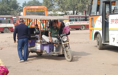 Deoria News: बेरोक-टोक बस स्टेशन से ले जा रहे यात्री… डबल किराया और कमीशन का खुला खेल