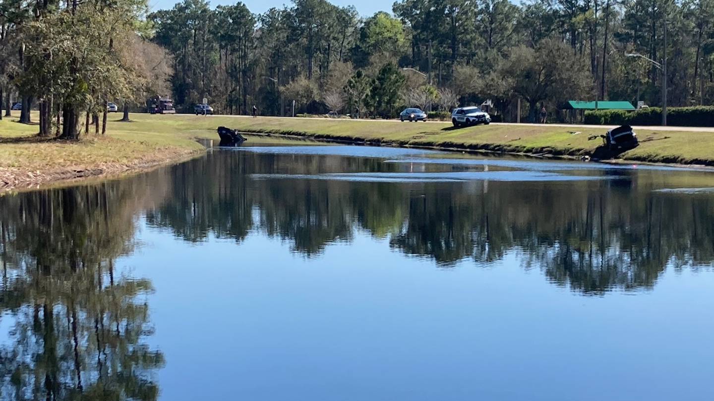 Golfers dive into pond to help driver of overturned car in St. Johns County; Driver charged with DUI