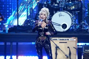 LOS ANGELES, CALIFORNIA - NOVEMBER 05: Inductee Dolly Parton performs on stage during the 37th Annual Rock & Roll Hall Of Fame Induction Ceremony at Microsoft Theater on November 05, 2022 in Los Angeles, California. (Photo by Jeff Kravitz/FilmMagic)