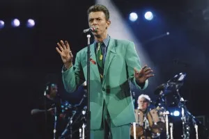 David Bowie (1947 - 2016) performs on stage at the Freddie Mercury Tribute Concert for AIDS Awareness, Wembley Stadium, London, 20th April 1992. Queen drummer Roger Taylor performs behind. (Photo by Michael Putland/Getty Images)