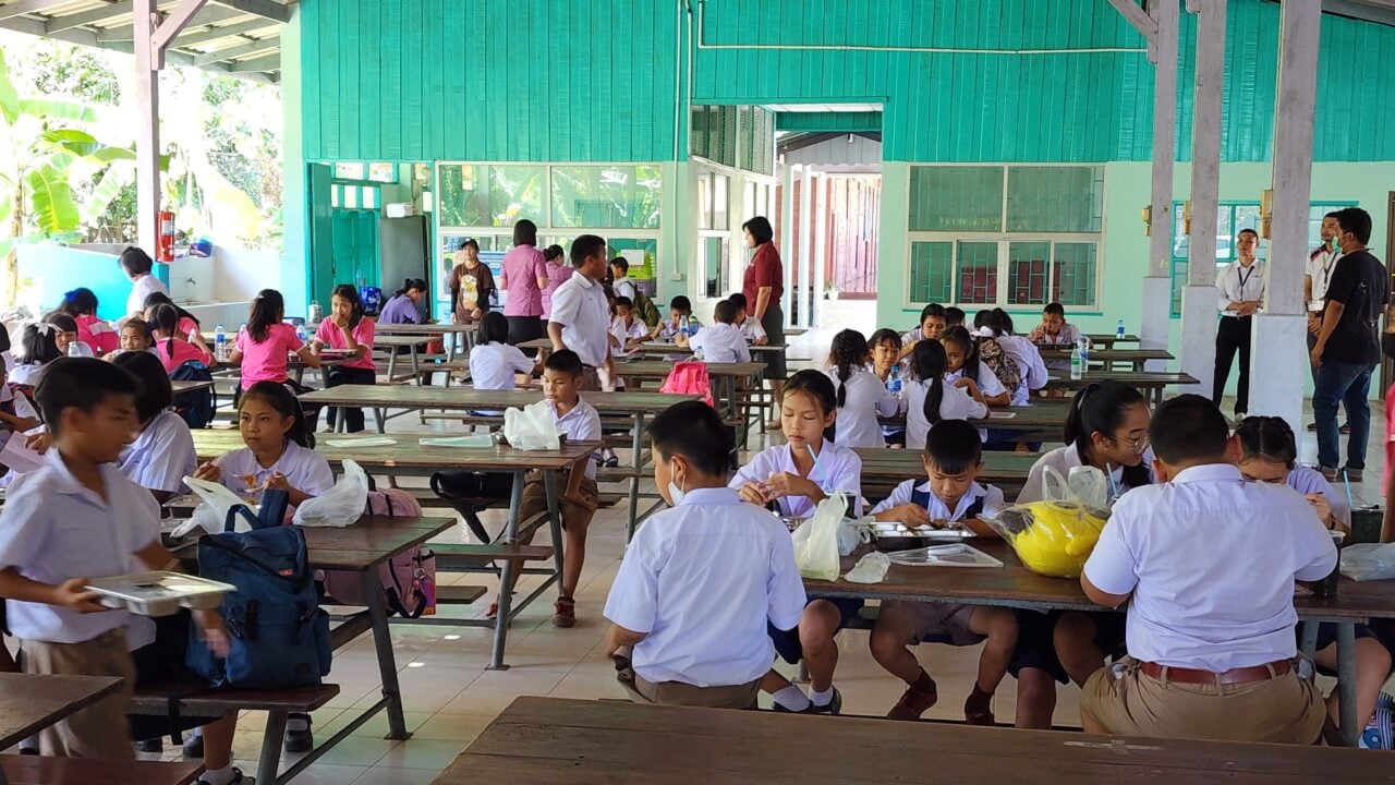 ป.ป.ช.แม่กลอง ตรวจอาหารกลางวันโรงเรียนวัดบางน้อย พบเด็กนักเรียนกินอาหารเต็มอิ่ม