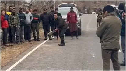 Sachin Tendulkar Plays Cricket With Locals In Gulmarg Kashmir with Anjali and Sara; Watch Video