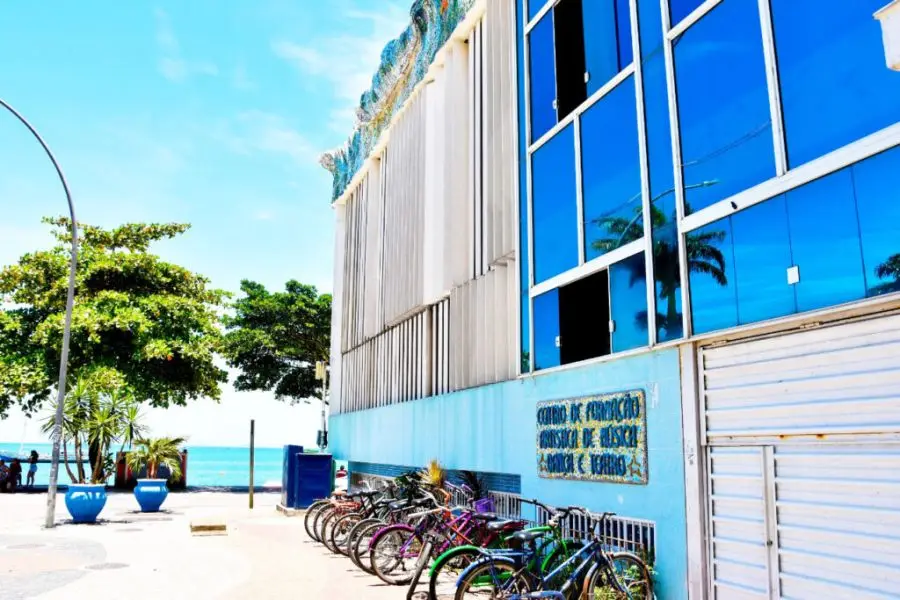 Fachada do Prédio da Onda, onde funciona o Centro de Formação Artística