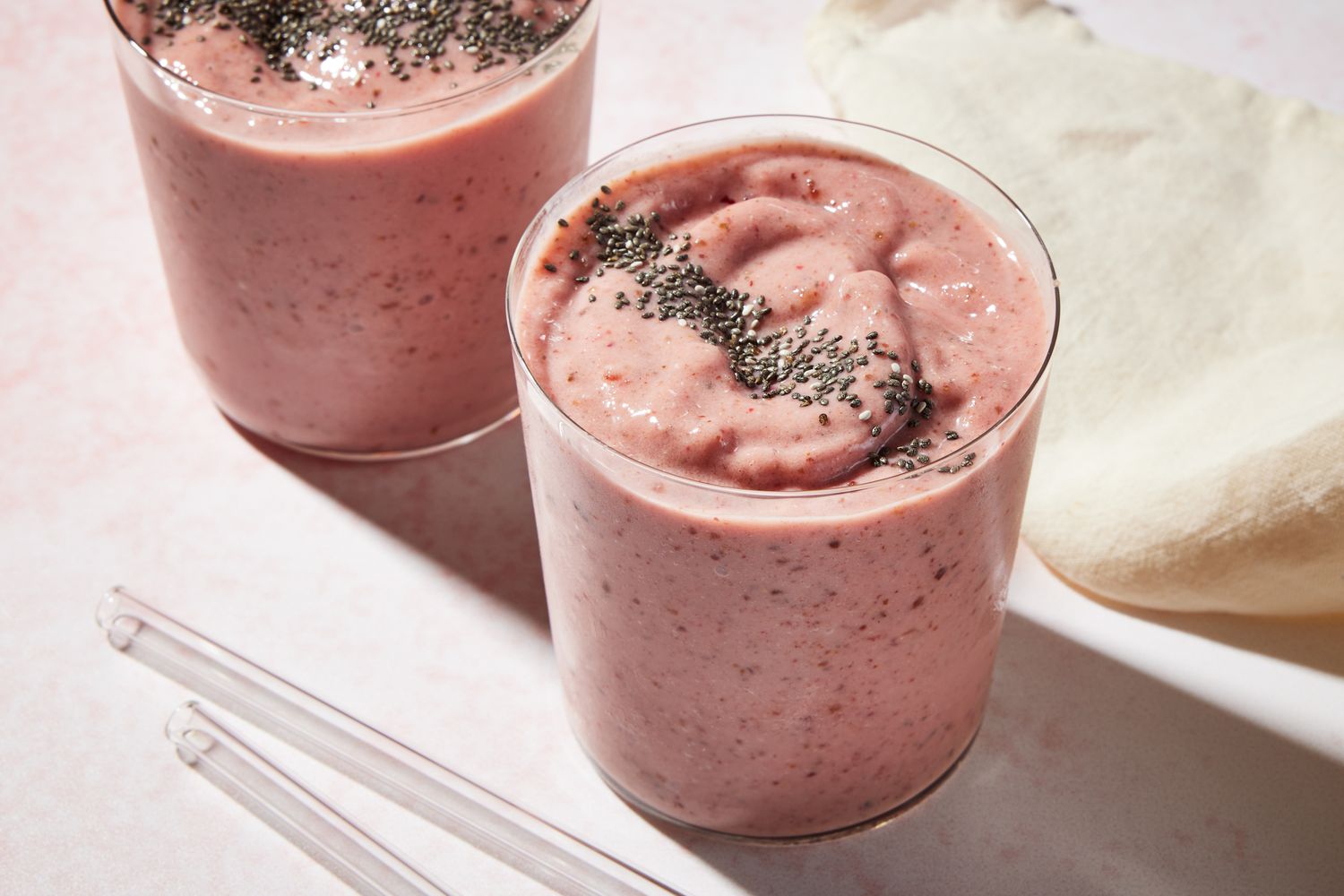 This Creamy Strawberry-Peach Chia Seed Smoothie Is Packed with 10 Grams of Fiber