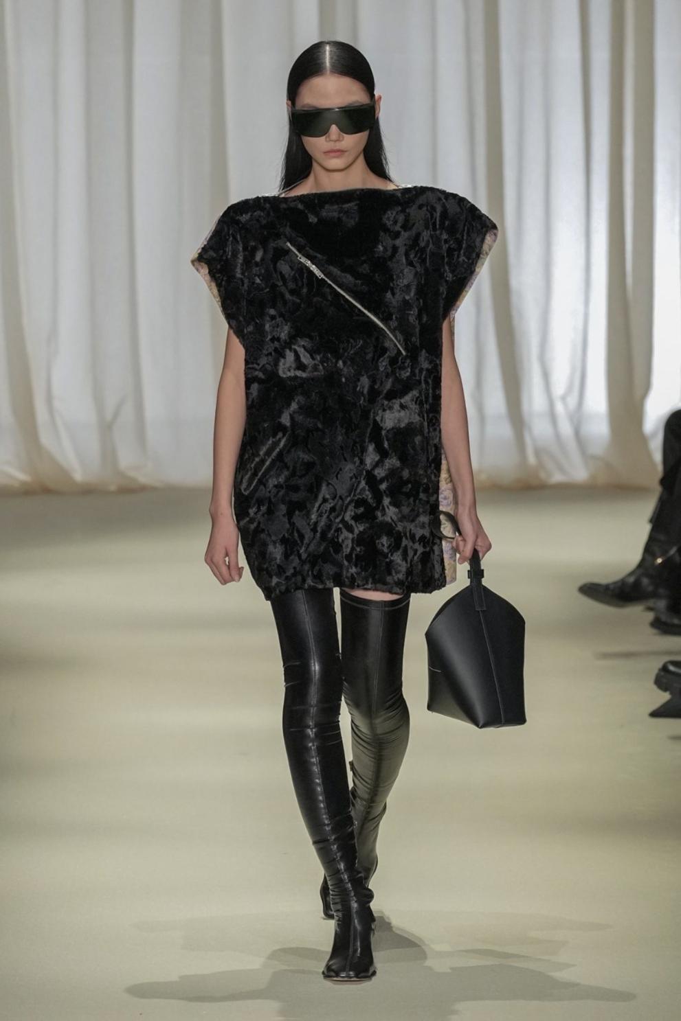 MM6 Maison Margiela FW24 – A Bold New Silhouette at Milan Fashion Week