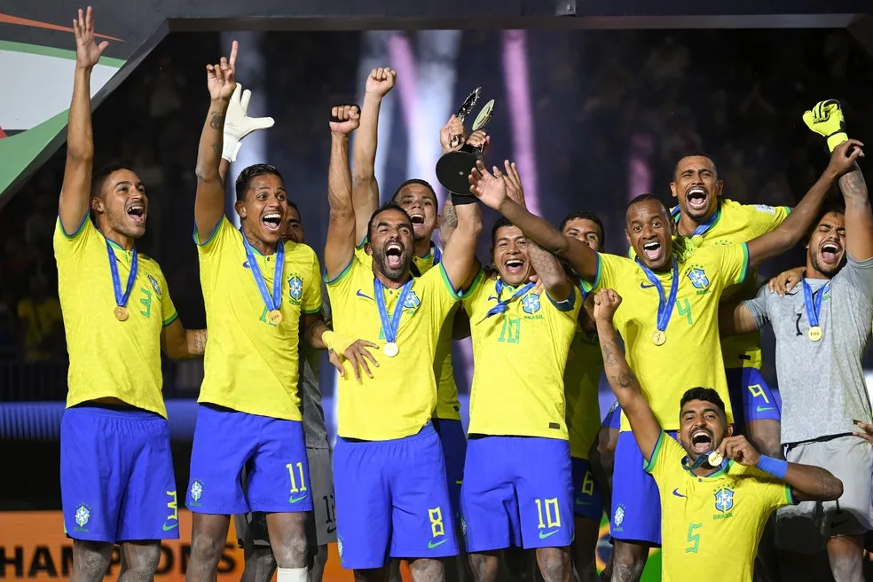 Brasil ergue a taça de campeão mundial de futebol de areia — Foto: Tullio Puglia - FIFA/FIFA via Getty Images