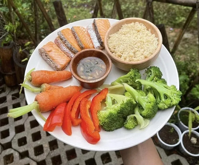 A meal portioned out according to the plate rule. Photo obtained by VnExpress