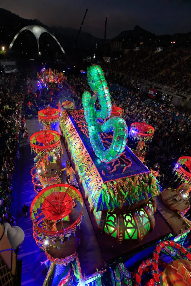 Conheça a relação entre enredo de carnaval e literatura