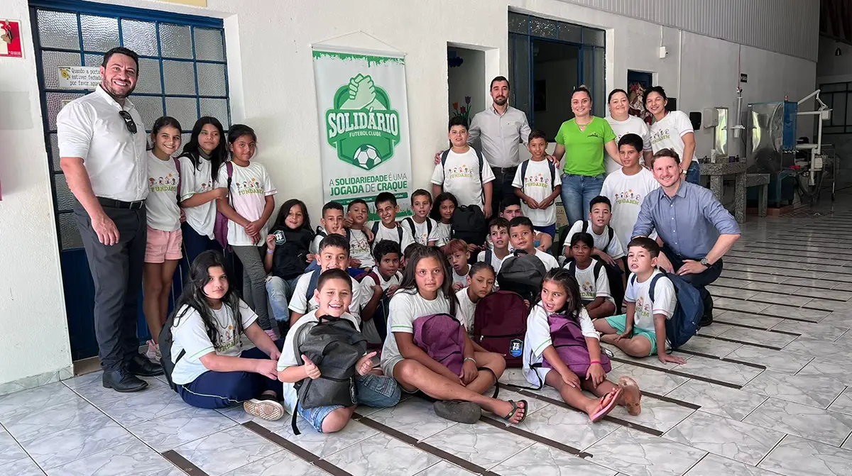 Projeto Futebol Solidário beneficia 300 crianças com kits escolares em Pato Branco e Mariópolis