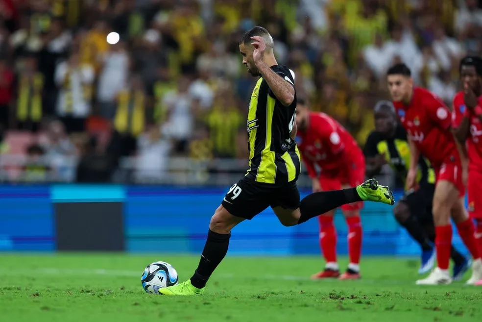 Hamdallah faz os dois gols da vitória do Al-Ittihad sobre o Al-Wehda; Benzema perde pênalti — Foto: Saudi Pro League