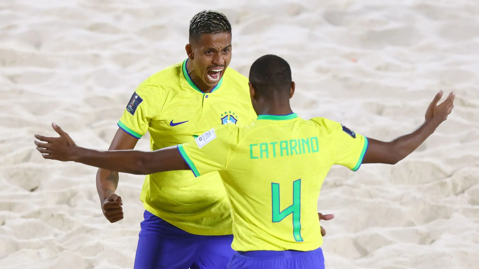 Catarino e Mauricinho comemorando gol do Brasil na Copa do Mundo (Crédito: Getty Images)