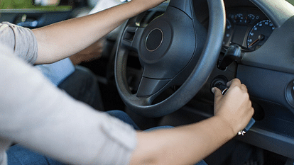Car Care Tips: किसी भी कार में इंजन सीज होने से पहले मिलते हैं ये संकेत, जानें पूरी डिटेल