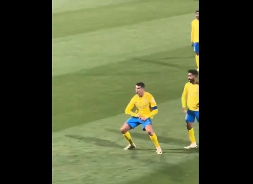 Cristiano Ronaldo gesticula para a torcida do Al-Shabab, após a vitória do Al-Nassr — Foto: Twitter/@SaudiLeagueBuzz