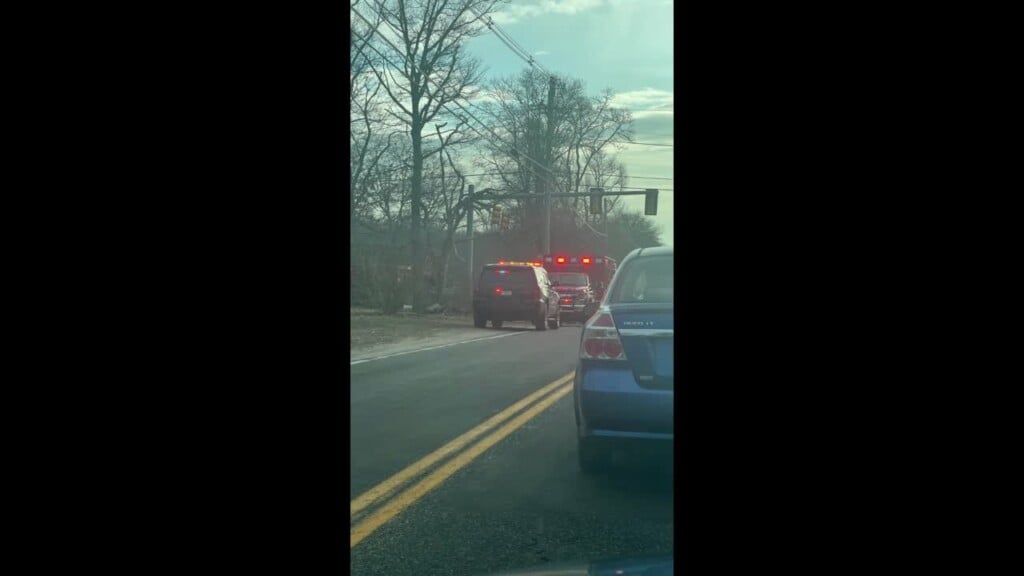 Crews respond to Tiverton car crash