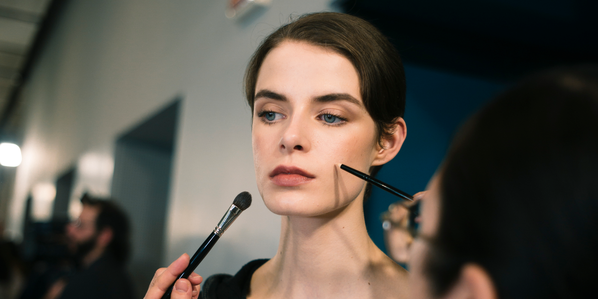 Smoky Eyes and Brown Lips: Alberta Ferretti’s Beauty Look was An Ode to the ’90s