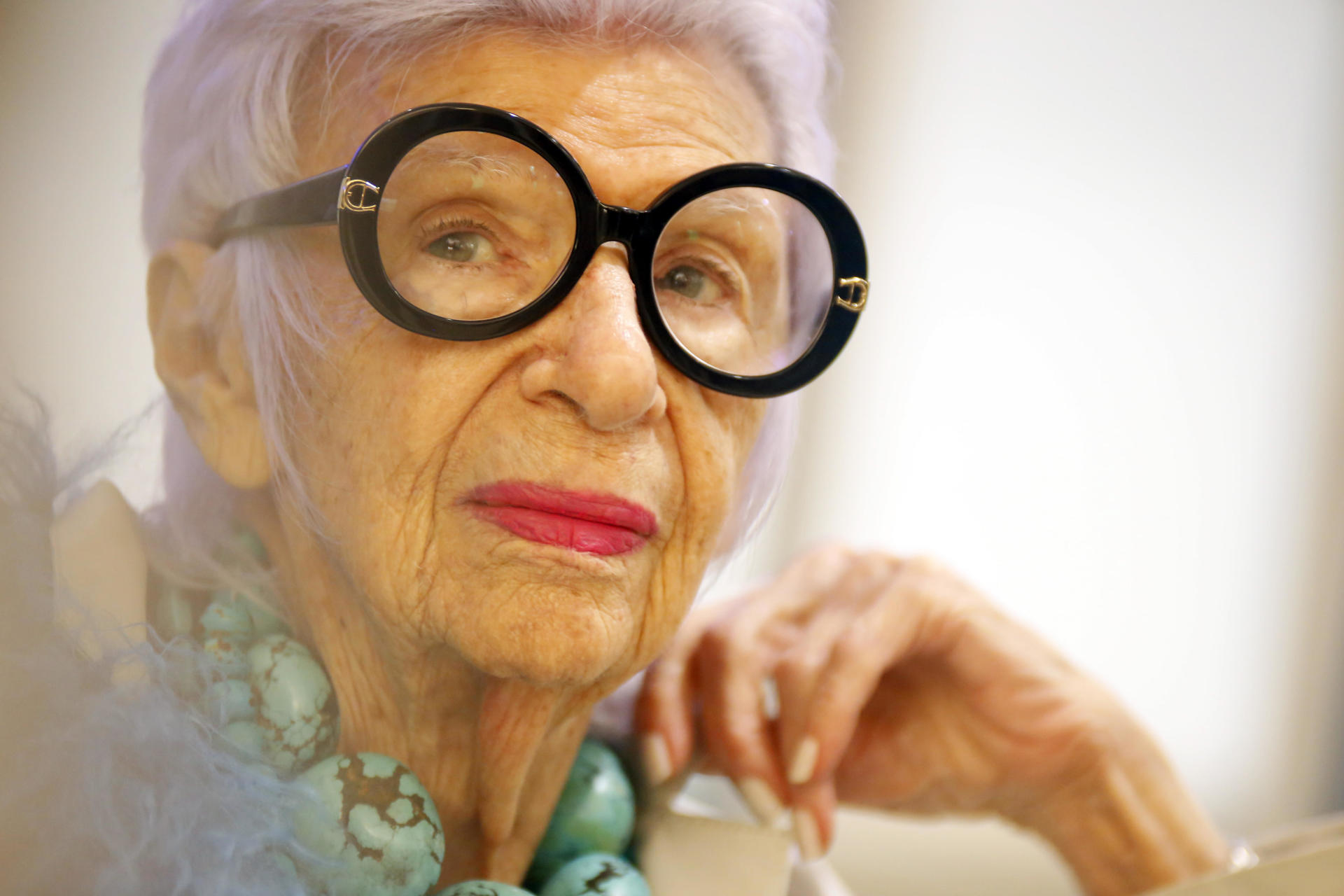 Fashion icon Iris Apfel dies at 102 – La Prensa Latina Media