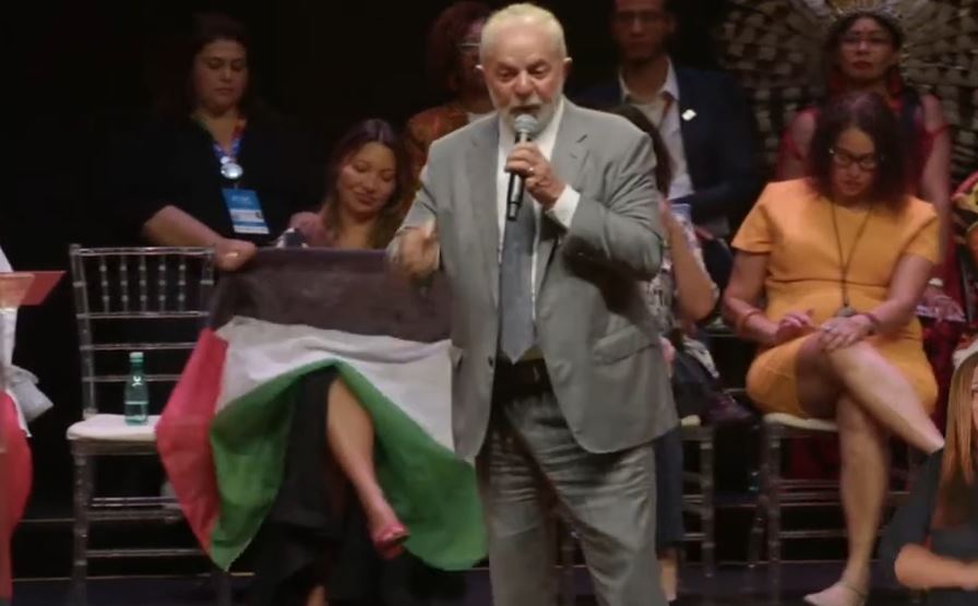 Lula tira foto com bandeira da Palestina em evento sobre cultura