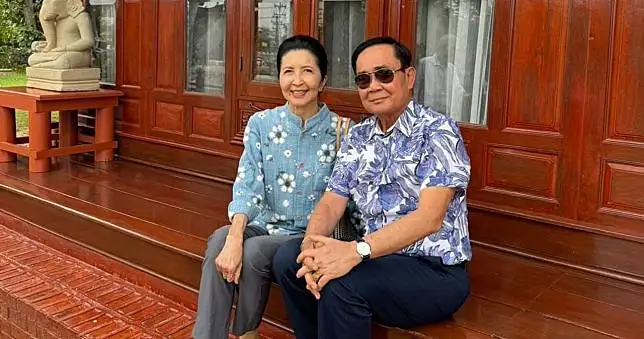 ‘ผู้การแต้ม’ โพสต์ ‘พล.อ.ประยุทธ์’ ถ่ายรูปกับภรรยาจุดเดียวกับที่ ‘ลิซ่า’ เคยมาร้านอาหารในอยุธยา